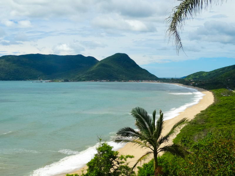 Praia do Matadeiro Florianópolis SC ideal para quem curte esportes náuticos