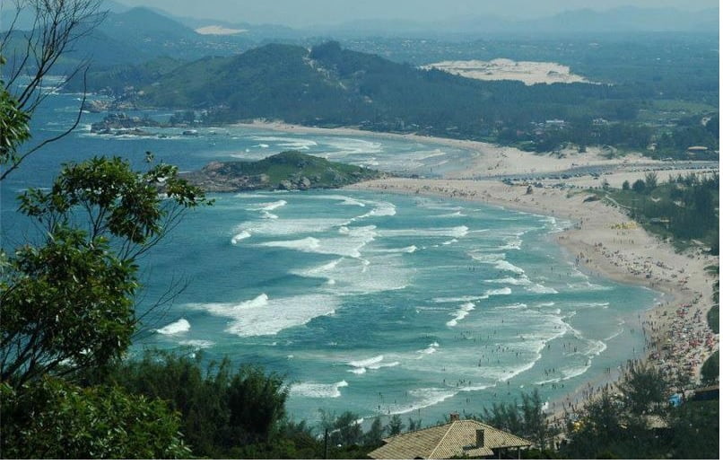 Praias Garopaba SC ( foto fonte http://www.pousada-cabana.com/praias-de-garopaba/)