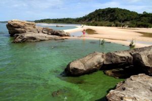 Praia Ponta das Pedras Santarém PA (Foto: https://casalnomade.com/ponta-de-pedras-uma-cidadezinha-linda-no-para-que-pouco-se-ouve-falar/)