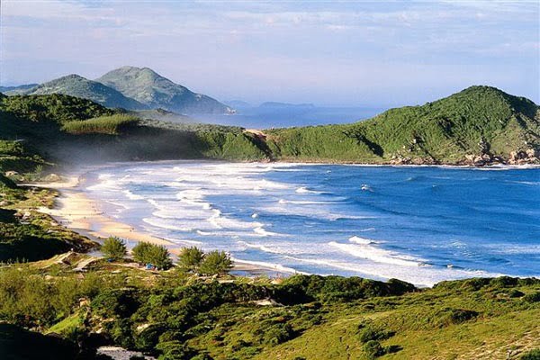 Praia do Rosa (foto http://hospedariaondasdorosa.com.br/)
