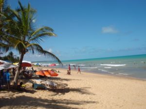 Praias de Prado (foto https://casatemporadaprado.wordpress.com/2010/08/06/cond-areia-branca-av-itamaraju/)