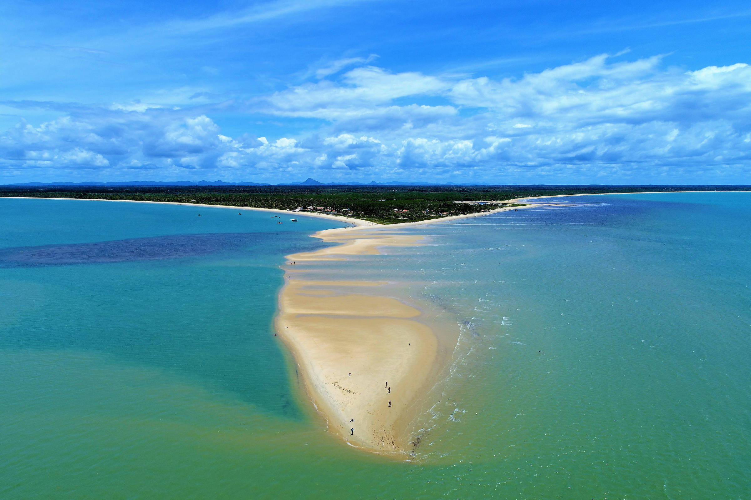 Caraíva (foto: https://www1.folha.uol.com.br/turismo/2019/01/ponta-do-corumbau-e-ilha-de-calmaria-no-sul-do-litoral-baiano.shtml)