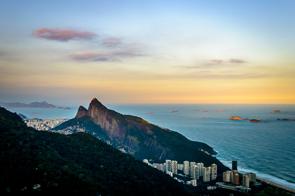 Morro Dois Irmãos (link:https://bit.ly/3he0wIN)