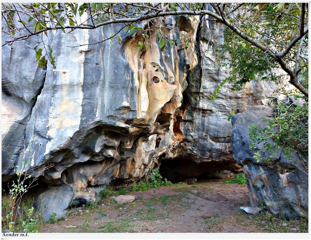 Gruta Gazanga - Arcos ( link: https://www.minasgerais.com.br/pt/atracoes/arcos/natureza/gruta-da-cazanga)