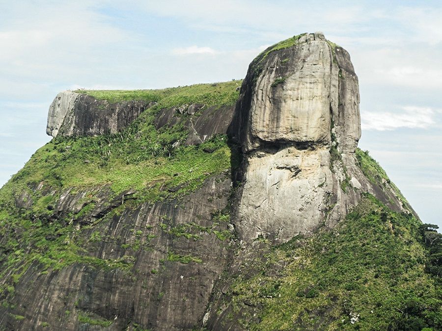 Pedra da Gávea (Foto de Deviantes link: https://br.pinterest.com/pin/417427459186160312/ )