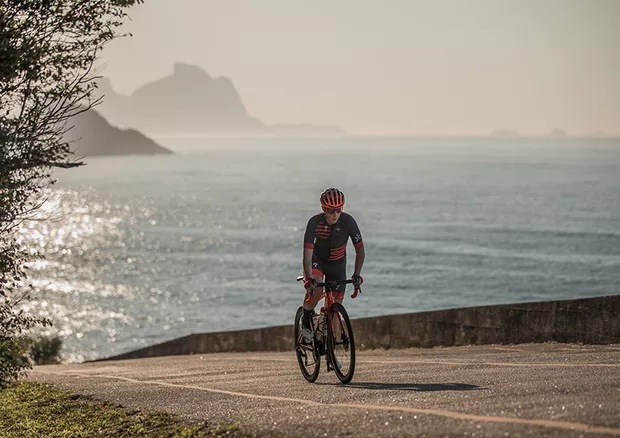 Gisele Gasparotto, da Lulu Five Ciclismo, em pedal pela orla carioca (Foto: Daniel Ferreira / Retirado de:http://glo.bo/3M0eL1I )