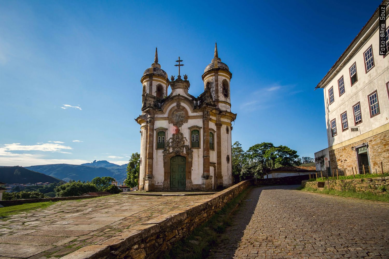 Igreja São Francisco de Assis - Foto: Ane Souza (Retirado de: https://turismo.ouropreto.mg.gov.br/atrativo/585 )