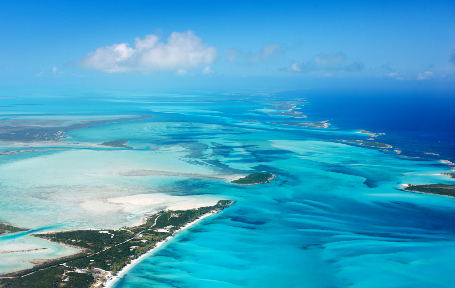 Bahamas suspendem restrições de entrada (imagem: Canva)