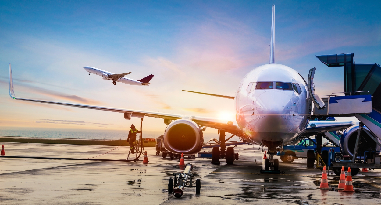 Máscaras em aviões e aeroportos (imagem: Canva)