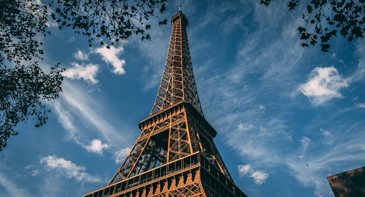 Torre Eiffel (imagem: Chait Golis - Pexels via Canva)