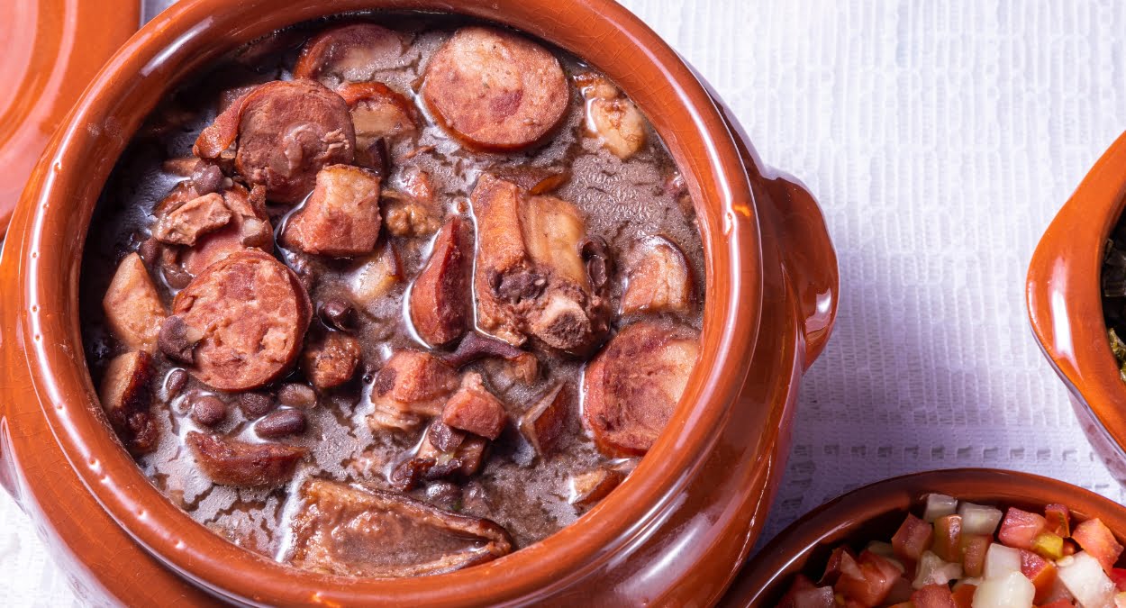 Feijoada (imagem: Murilo Gualda via Canva)