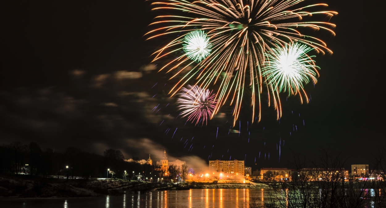 Dicas para aproveitar o réveillon sem gastar muito (imagem: Canva)