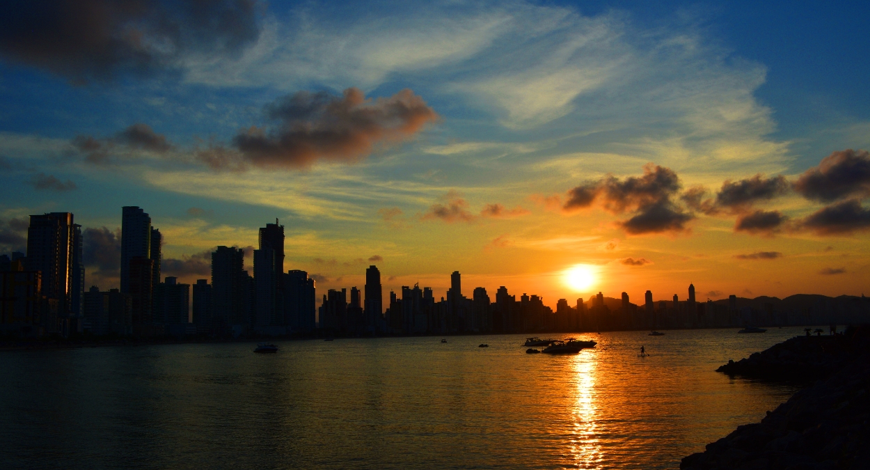 Por do sol em Balneário Camboriú (imagem: Canva)