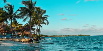 Cruzeiro nudista no Caribe (imagem: Canva)