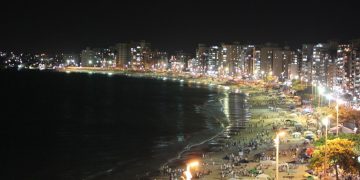Guarapari à Noite (imagem: Canva)