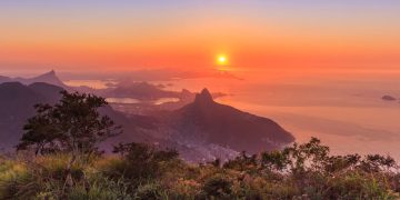 Por do Sol na Pedra da Gávea (imagem: Canva)