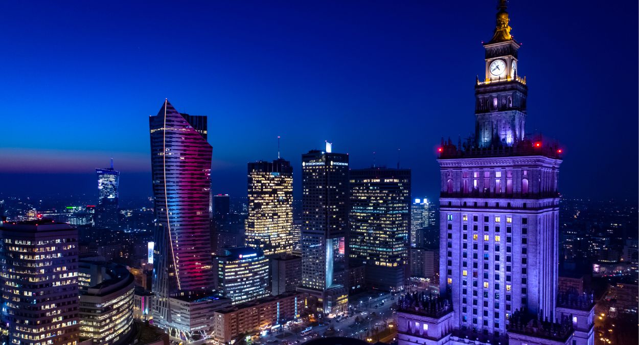 Varsóvia à noite (imagem: Canva)