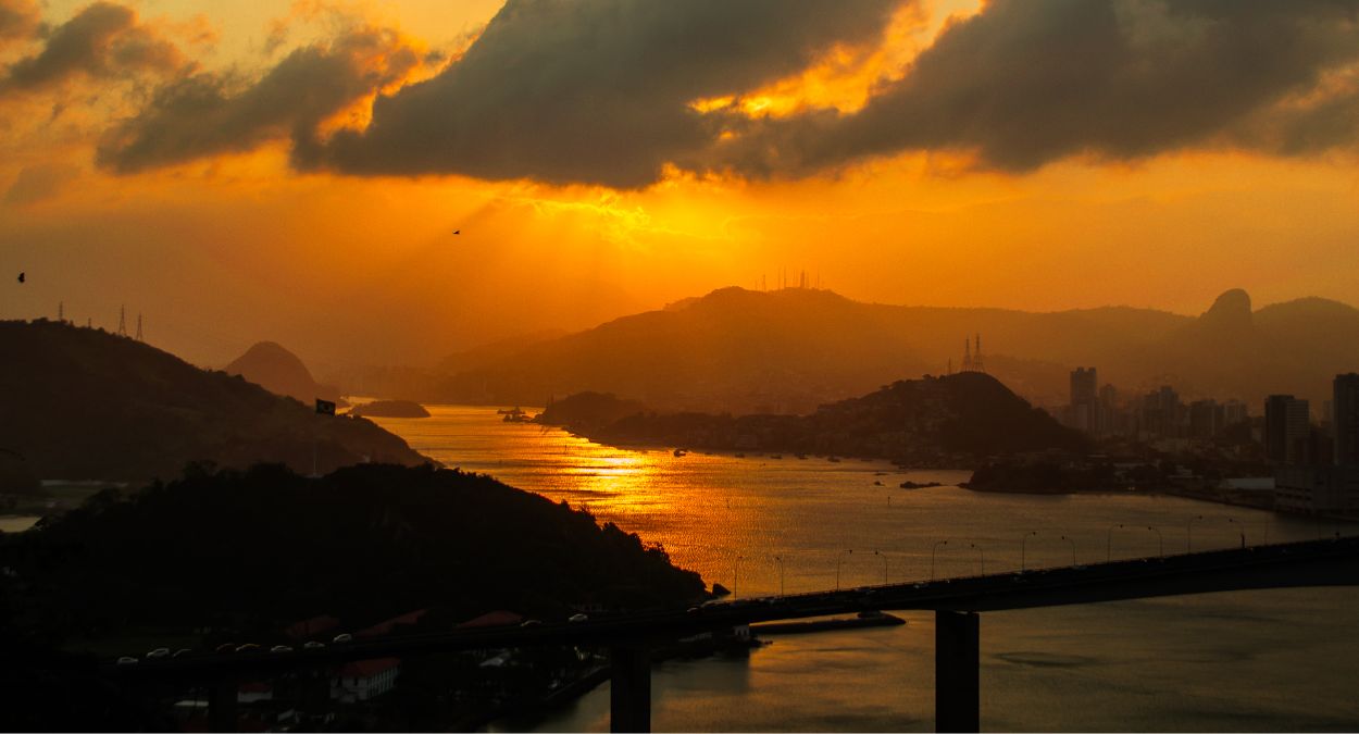 Por do sol no morro do Moreno (imagem: Wikimedia Commons)