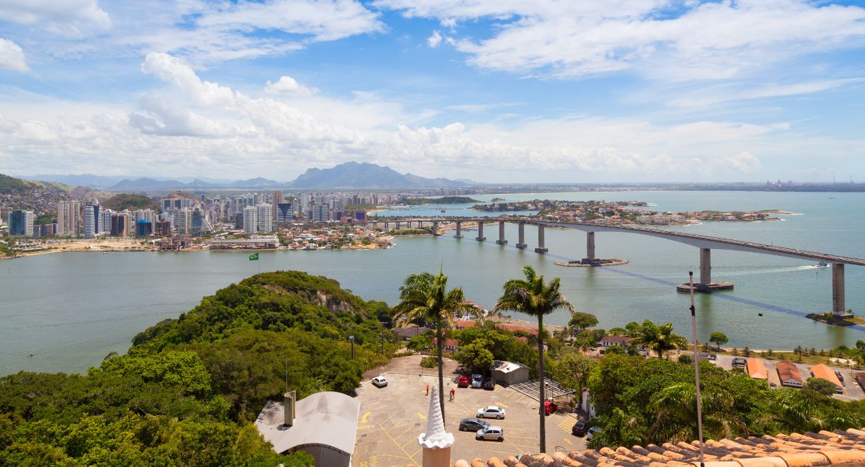 Vista aérea de Vitória (imagem: Canva)