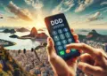 Viajante segurando smartphone enquanto disca código DDD de cidade brasileira