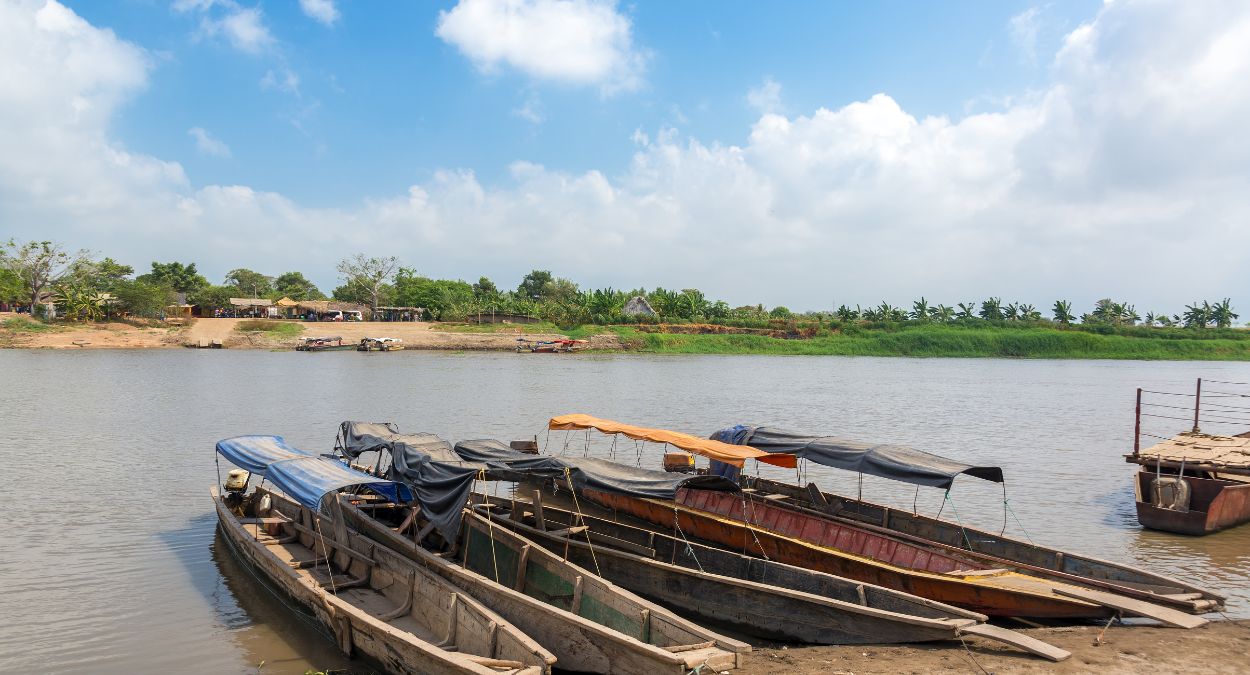 Barcos no Rio Magdalena (imagem: Canva)