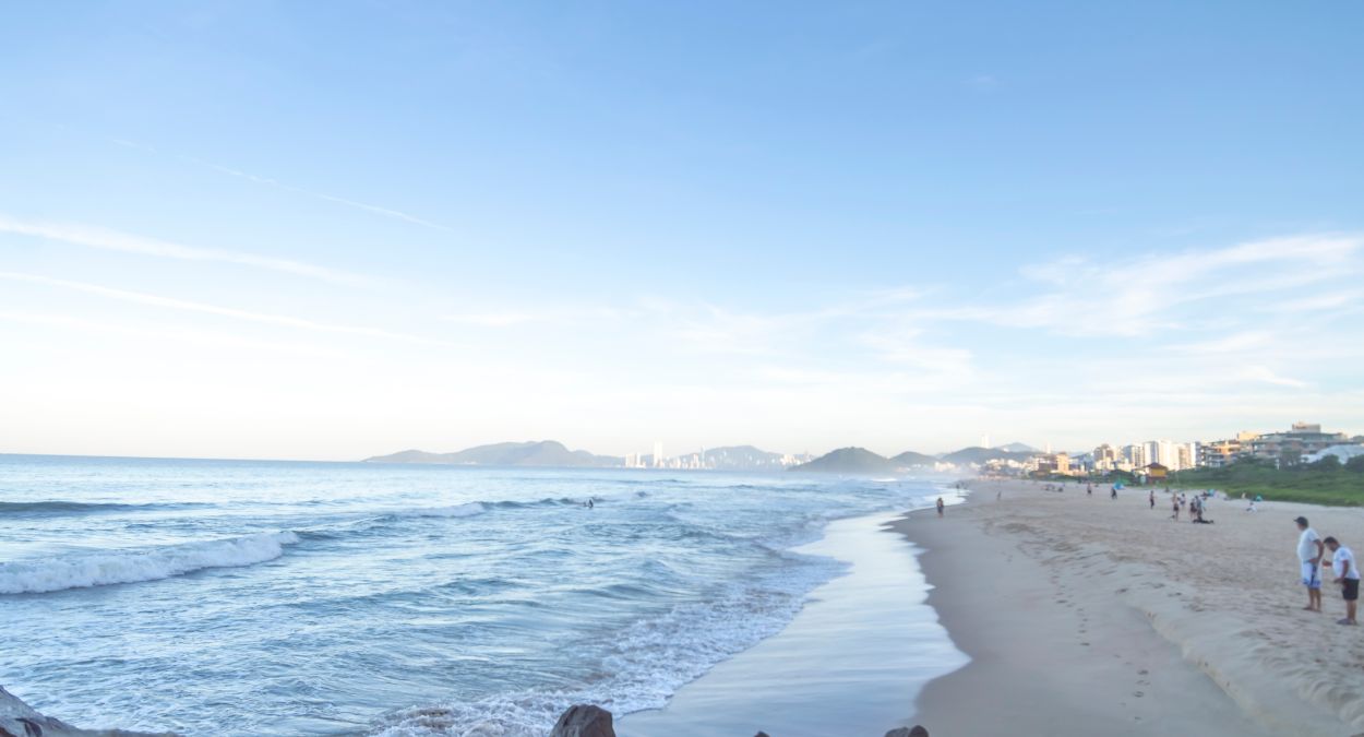 Praia em Itajaí (imagem: Canva)