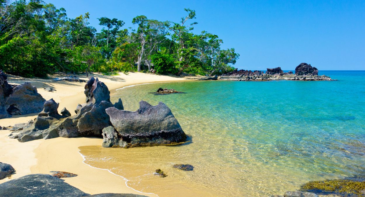 Praia em Madagascar (imagem: Canva)