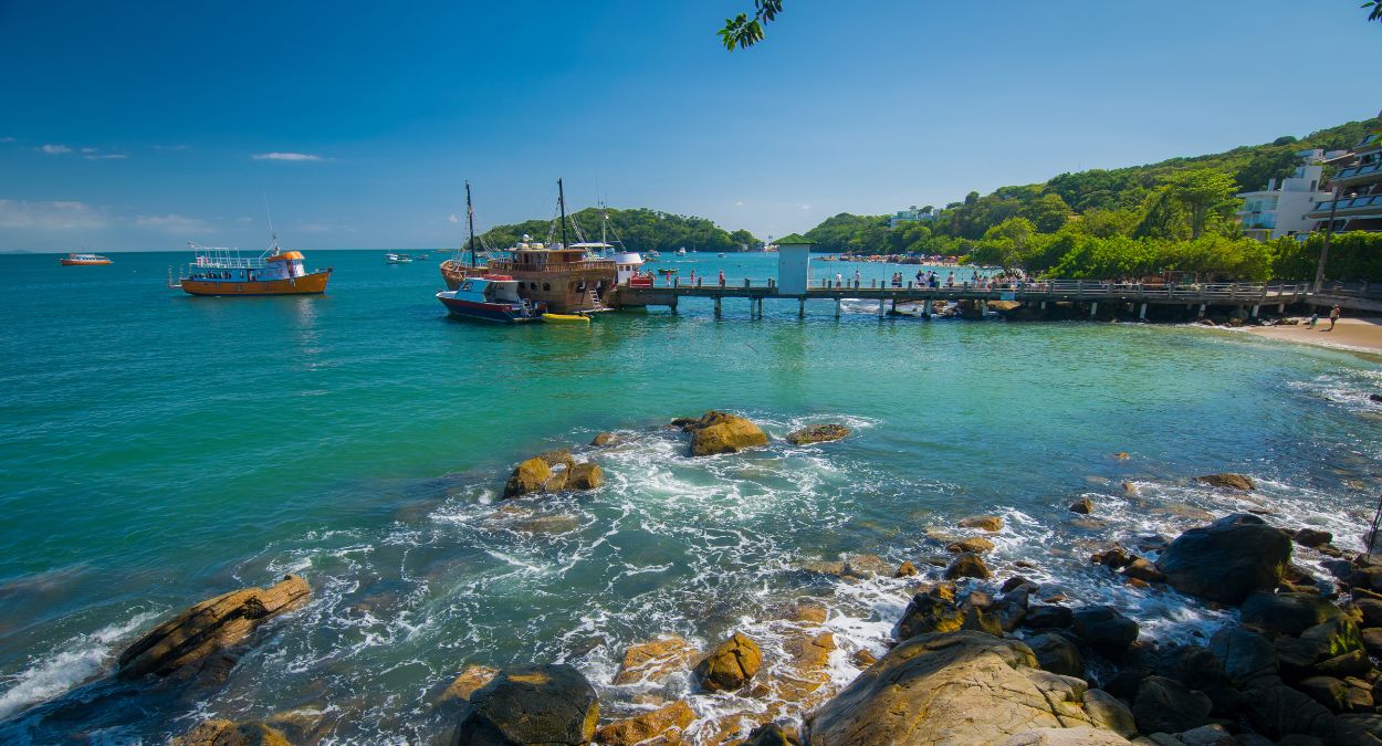 Bombinhas (imagem: AdvJMNeto - Getty Images via Canva)