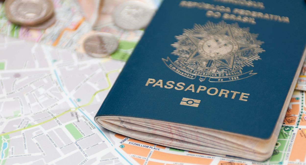 Passaporte brasileiro (imagem: Canva)