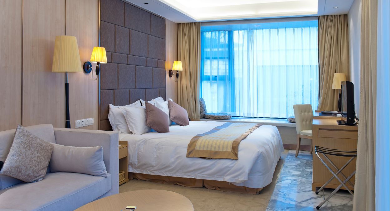 Quarto de hotel (imagem: Canva)