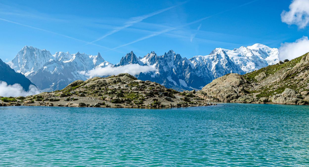 Chamonix lake (manon Ridet - Pexels via Canva)