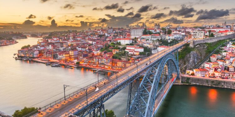 Porto, Portugal (imagem: Sean Pavone - Getty Images Pro via Canva)