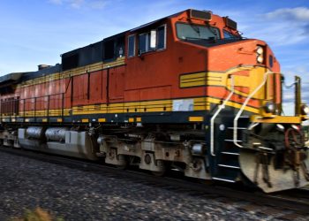 Trem (imagem: Ron Chapple de Photo Images - via Canva)