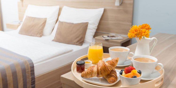 Hotel (imagem: Tomas Mach de Getty Images - via Canva)