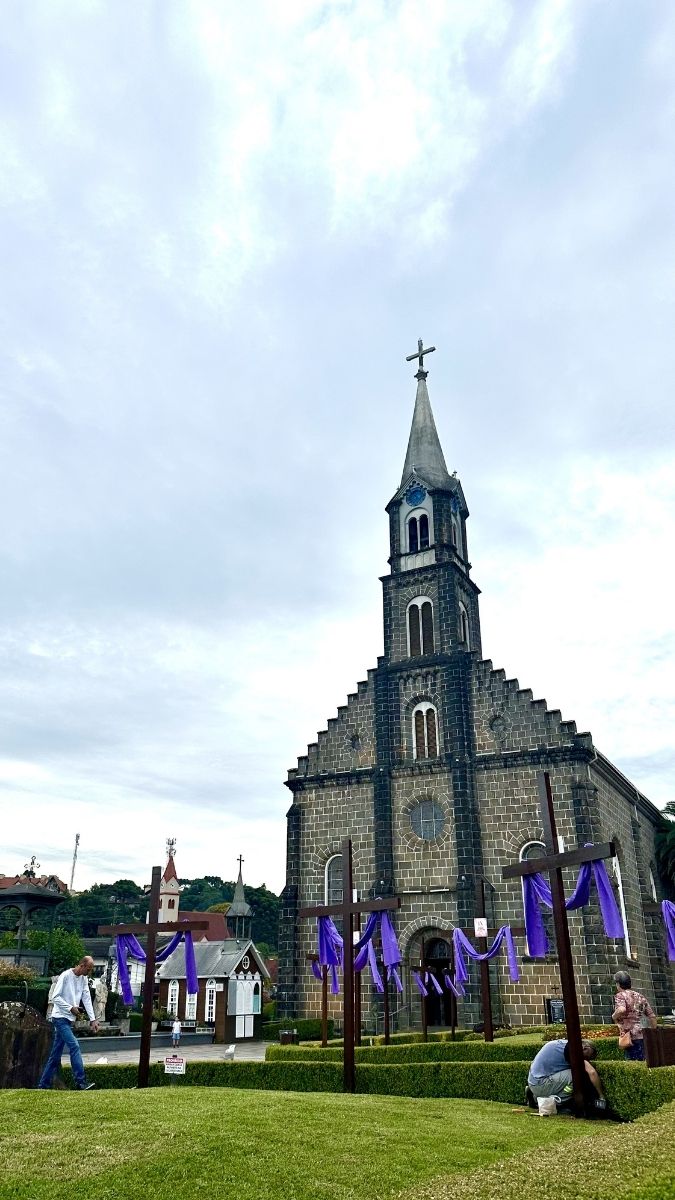 Igreja Matriz de São Pedro - Gramado (imagem: Ângela Quinelato - www.passeios.org)