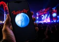 Celular na mão com marca do Rock in Rio