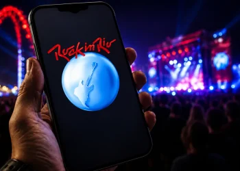 Celular na mão com marca do Rock in Rio