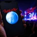 Celular na mão com marca do Rock in Rio